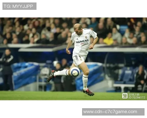 踢足球时屁股翘起的趣事与技巧分享让你在场上更加灵活自如